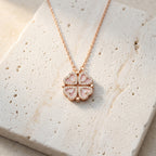 Collar de oro rosa con colgante trébol de corazones con pedrería