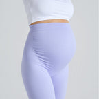 Leggings de embarazo lila: vista lateral del panel abdominal y costuras en la cadera