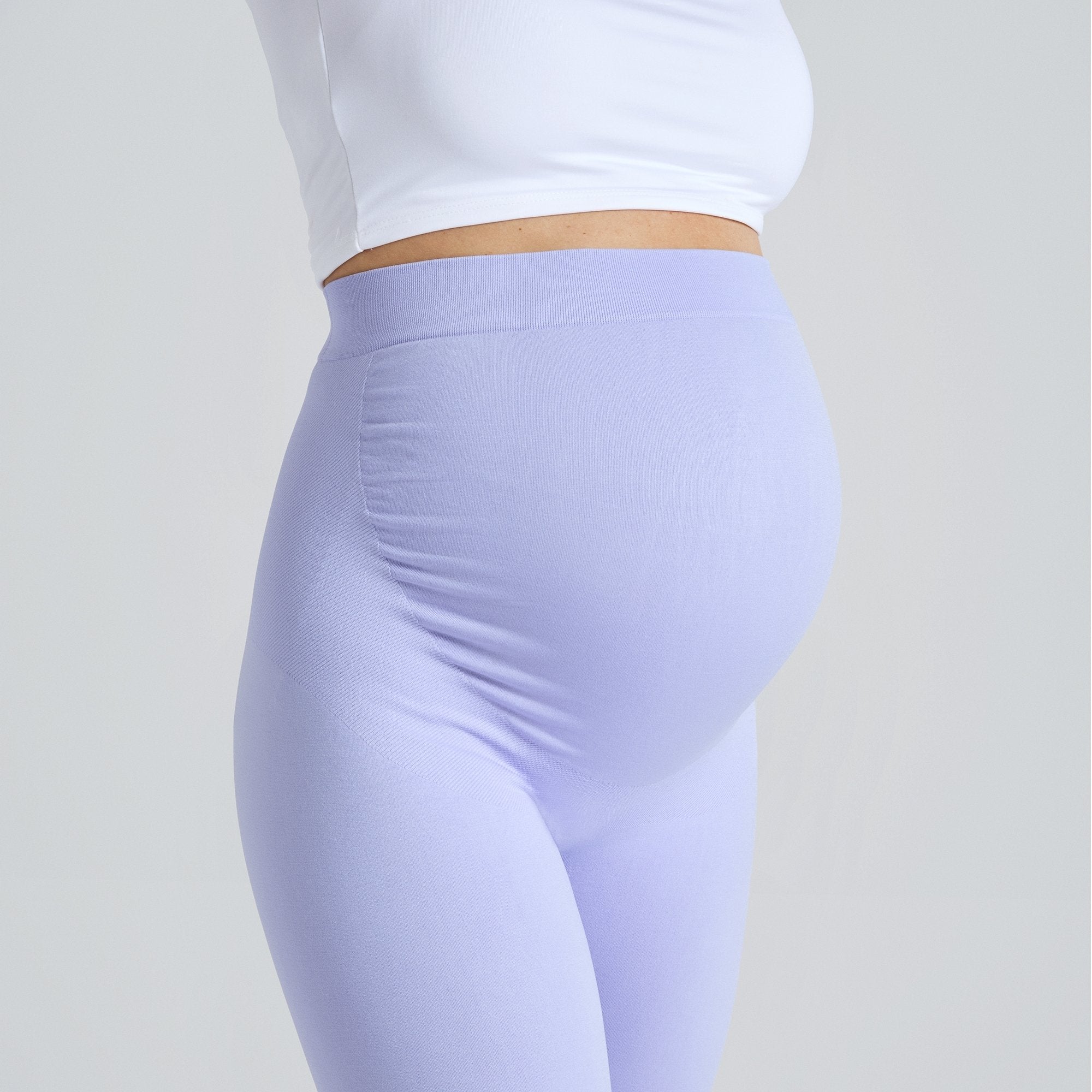 Leggings de embarazo lila: vista lateral del panel abdominal y costuras en la cadera