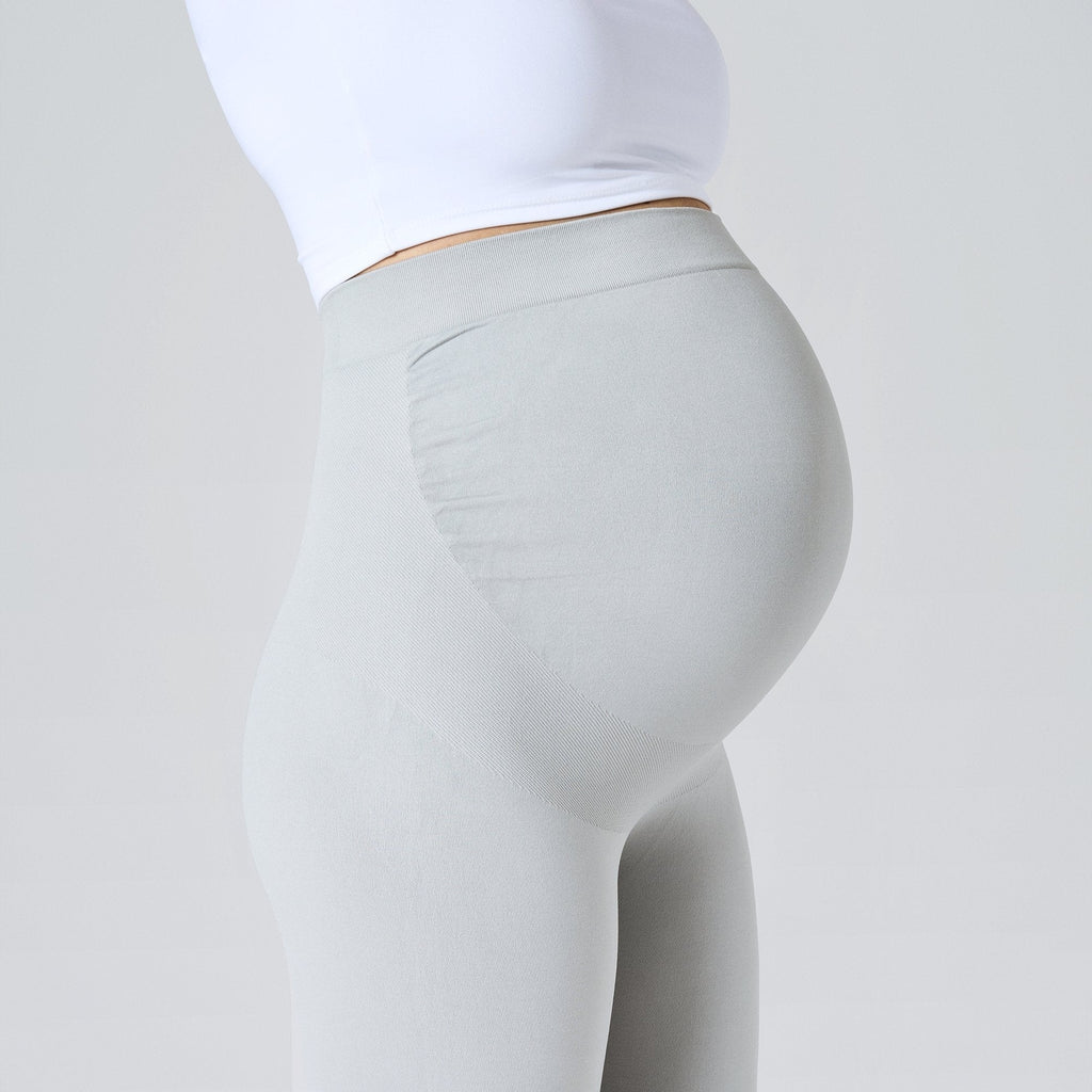 Leggings premamá gris claro en vista trasera, cintura alta