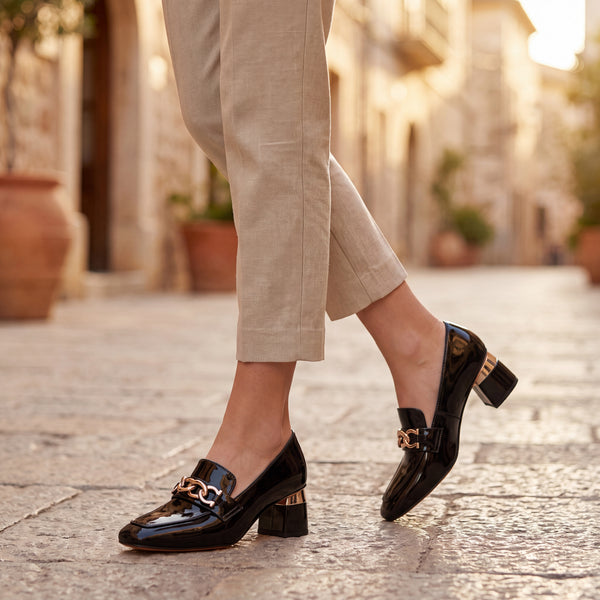 Mocasines negros con hebilla dorada estilo loafers y tacón cuadrado