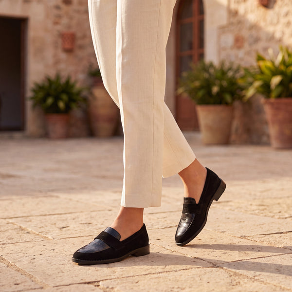 Mocasines Alverine negros tipo loafer con banda y adorno en la puntera