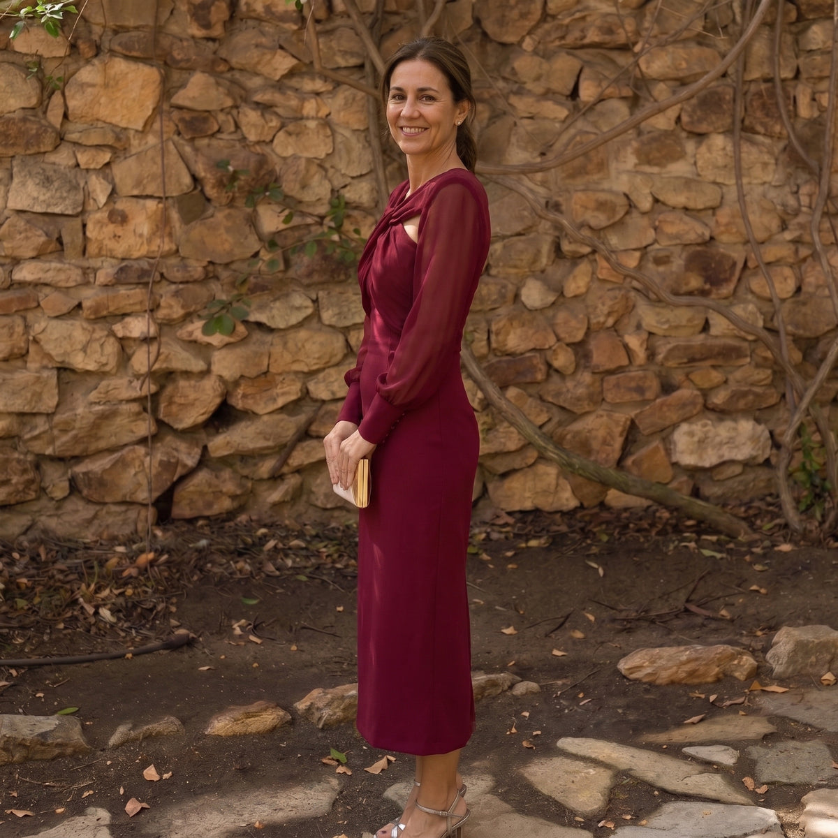 Vestido midi granate con manga larga y lazada al cuello, falda entallada