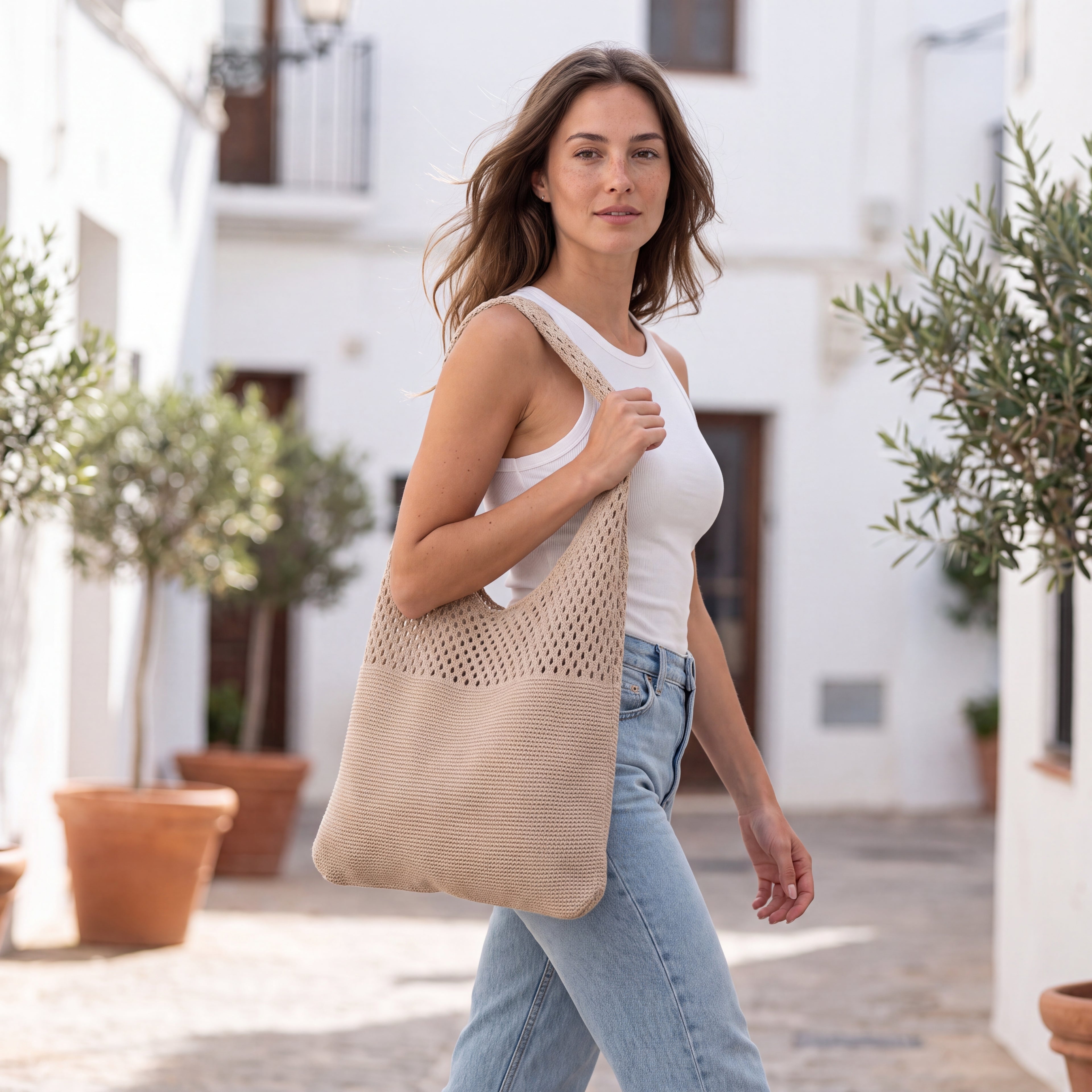 Bolso tote beige tejido de rejilla con asas cortas y bolsillo interior.