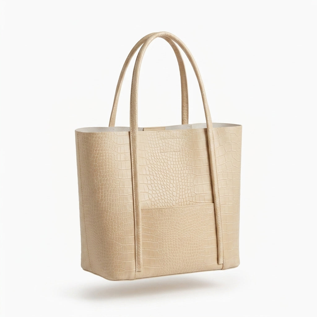 Bolso maxi vintage beige claro con textura de cocodrilo y asas largas.