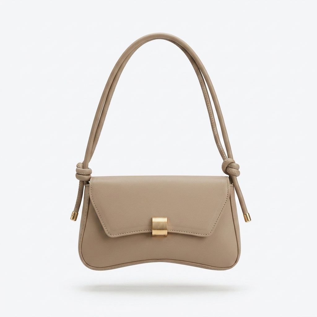 Bolso mini beige con asa corta y cierre metálico rectangular