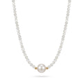Collar de cuentas de perla con perla central blanca y separadores dorados