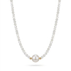 Collar de cuentas de perla con perla central blanca y separadores dorados