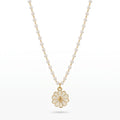 Collar de cuentas perla con colgante flor dorada en el centro