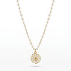 Collar de cuentas perla con colgante flor dorada en el centro