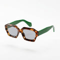 Gafas Ventura Terra con montura tigre carey y patillas verdes, lentes ahumadas
