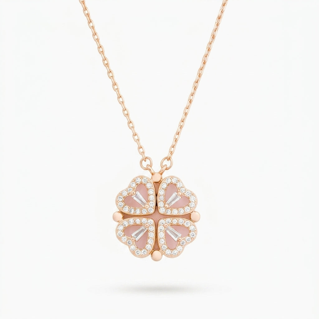 Collar dorado con colgante trébol de corazones con esmalte rosa y piedras