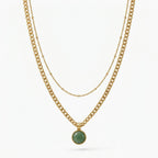 Collar dorado doble con colgante redondo verde claro
