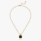 Collar con cadena dorada fina y colgante cuadrado negro en el centro