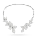 Collar tipo aro flor con cristales, baño plateado; motivo de pétalos brillantes