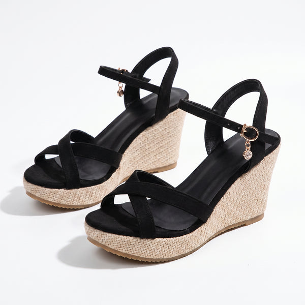 Sandalias de cuña negras con tiras anchas y hebilla circular en el empeine