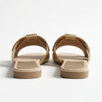 Sandalias Sublim marrón con pulsera ajustable y plantilla beige, suela plana.