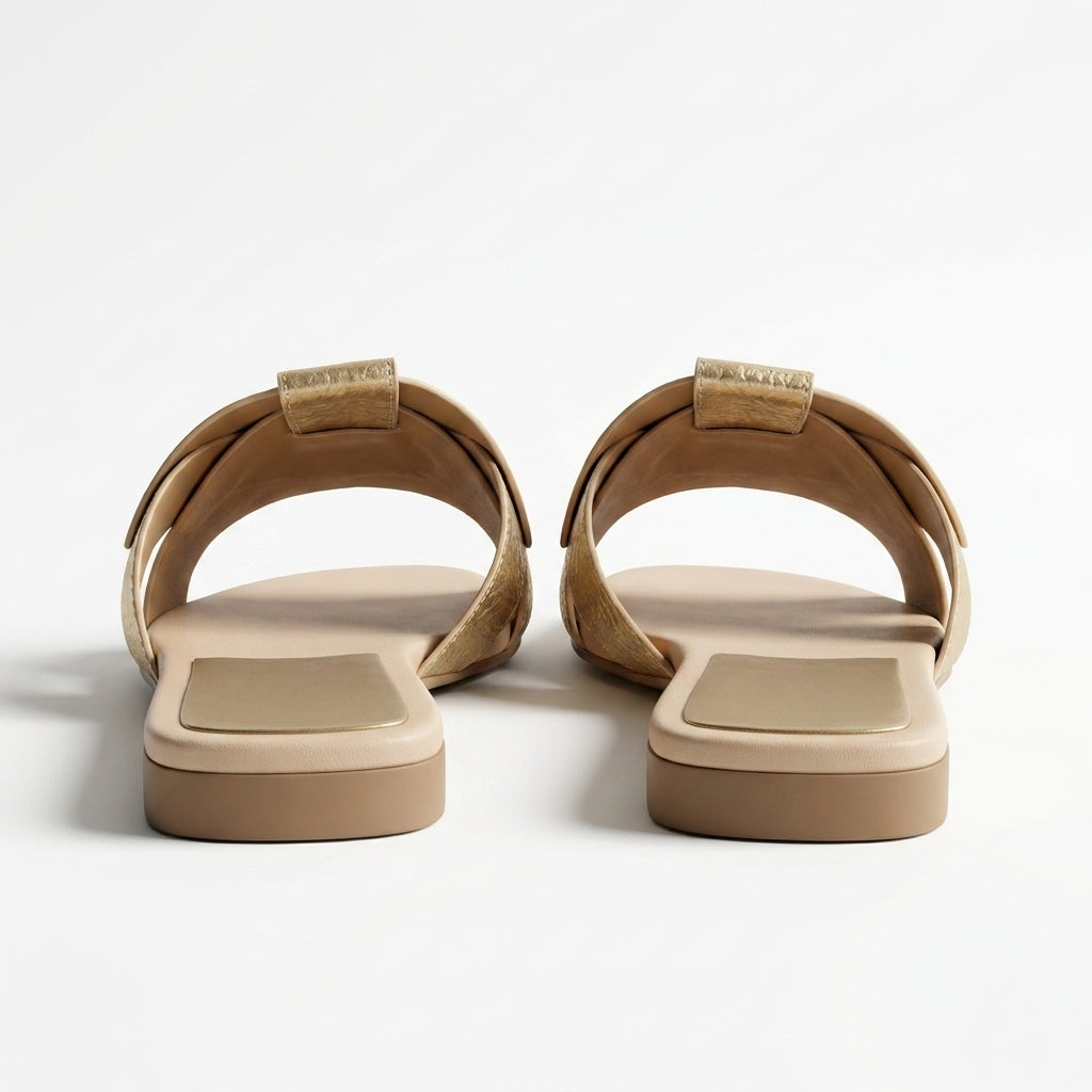 Sandalias Sublim marrón con pulsera ajustable y plantilla beige, suela plana.