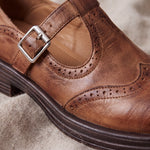 Mocasín Louisa™ de cuero marrón con hebilla y perforaciones, vista superior