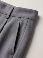 Pantalón sastre Siena gris: detalle de costuras y pliegue en la cintura