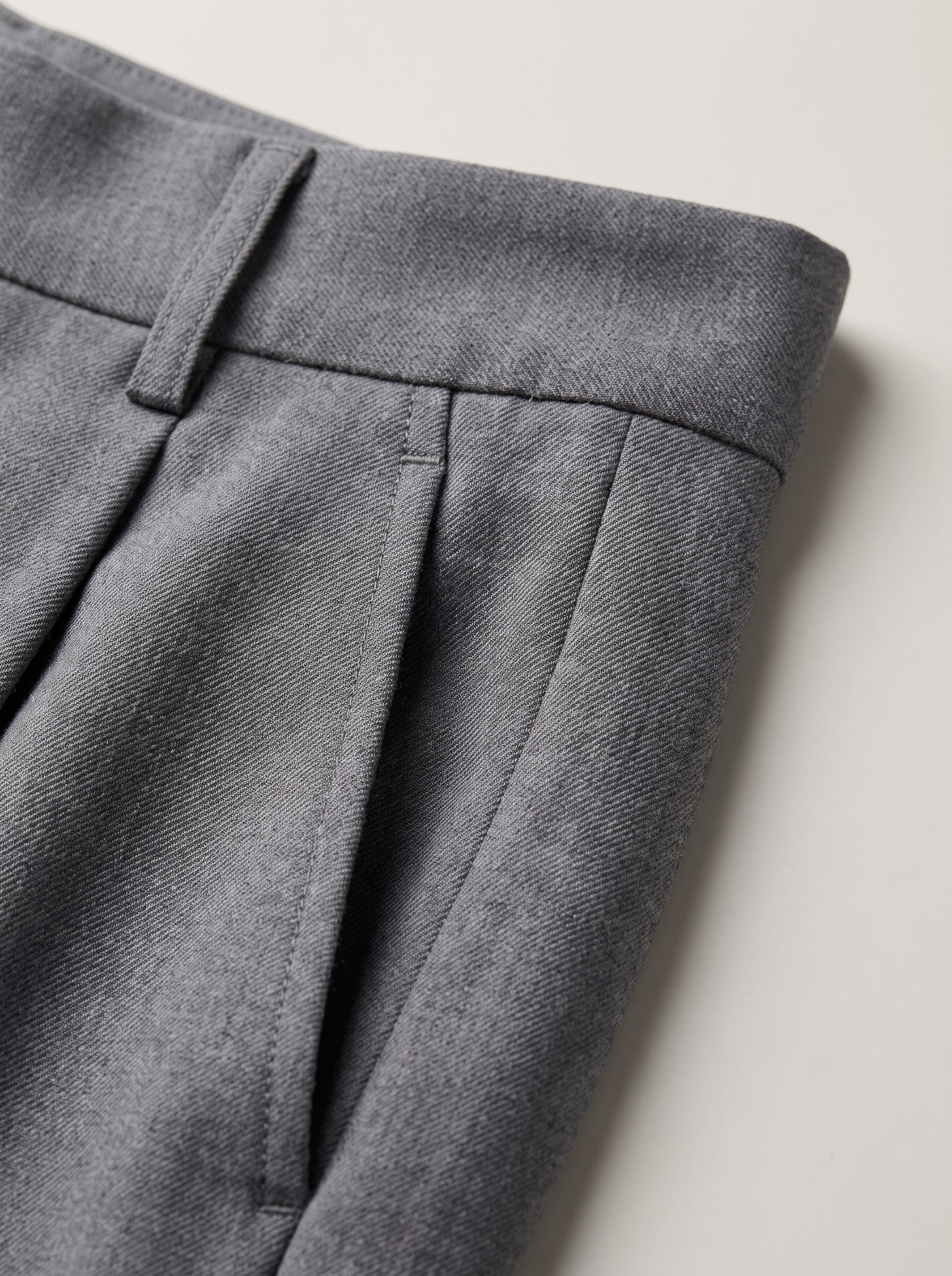 Pantalón sastre Siena gris: detalle de costuras y pliegue en la cintura
