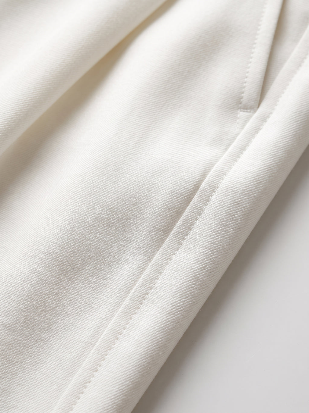 Pantalón sastre blanco con costura lateral y tejido fluido