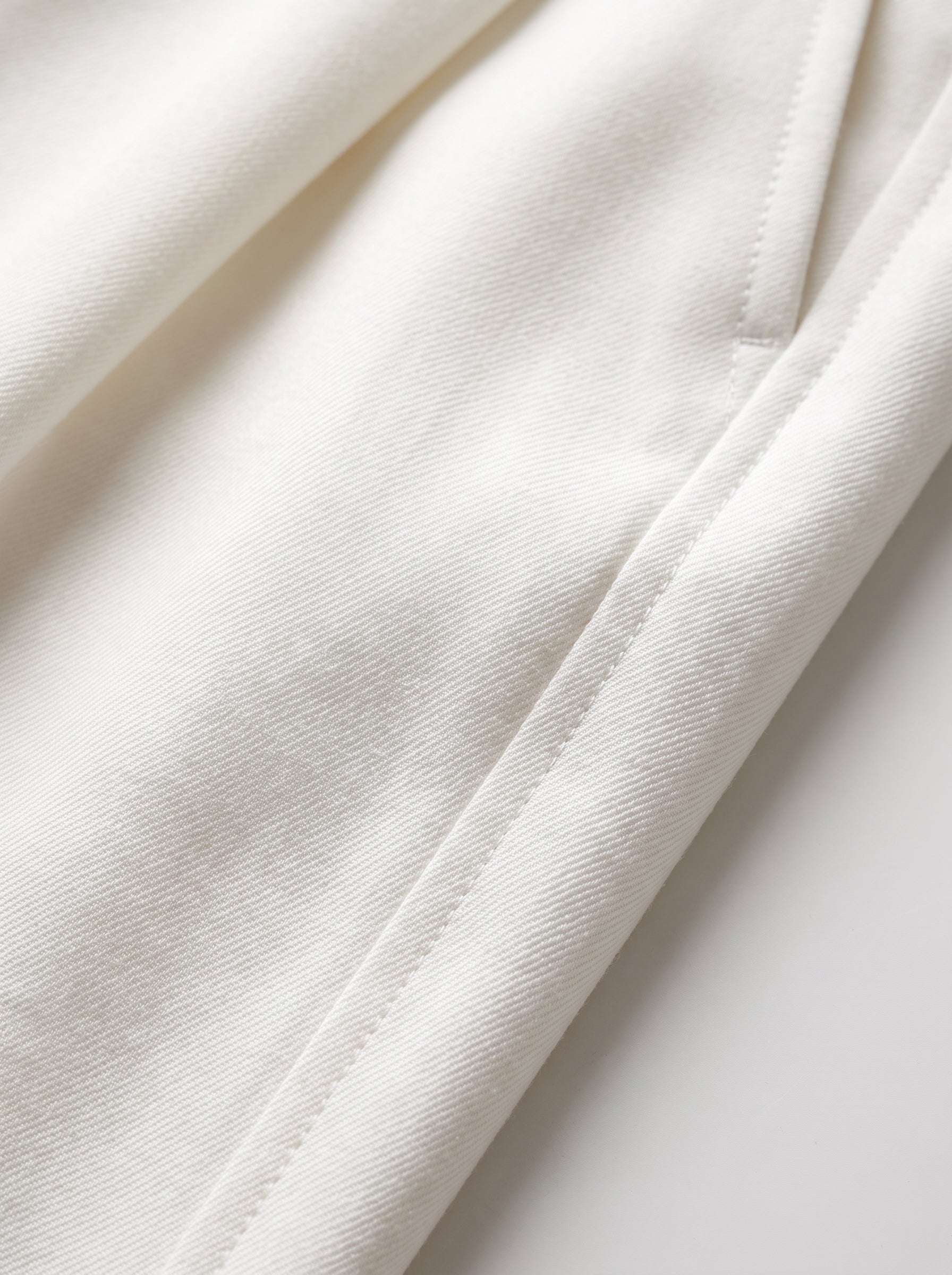 Pantalón sastre blanco con costura lateral y tejido fluido
