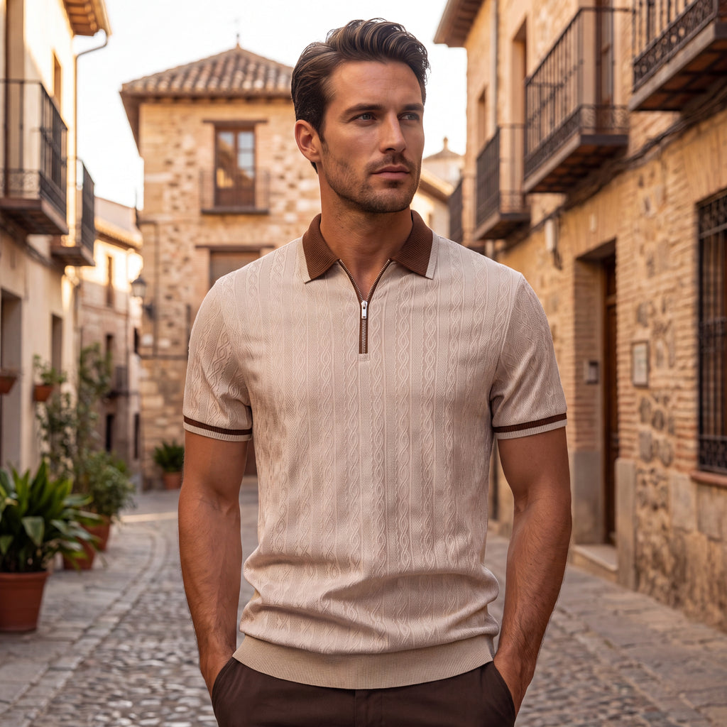 Polo beige con cuello y borde marrón, media cremallera frontal