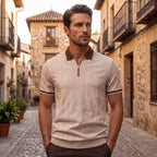 Polo beige con cuello y borde marrón, media cremallera frontal