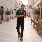 Pantalón recto de canalé negro, cintura elástica con cordón y bajo con puños.