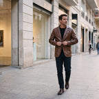 Blazer de efecto piel marrón usado por hombre, con solapas y cierre frontal