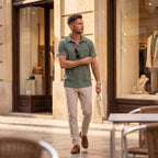 Camisa verde de hombre con cuello camisero y botones; manga corta