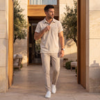 Camisa tipo polo color beige en hombre, manga corta con bolsillo y botones