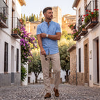 Camisa capri azul claro de hombre con botones, usada con pantalón claro