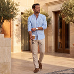 Camisa azul clara de hombre, con botones delanteros y cuello abotonado
