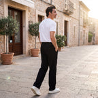 Pantalón negro recto y relajado con bolsillos y pierna recta