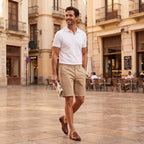 Pantalón corto beige en modelo, tiro recto y botón frontal