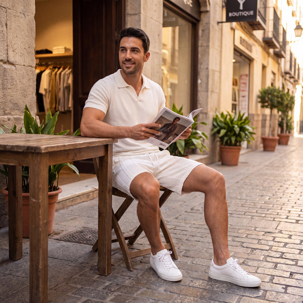 Pantalón corto Capri blanco con cintura elástica y cordón, usado con tenis