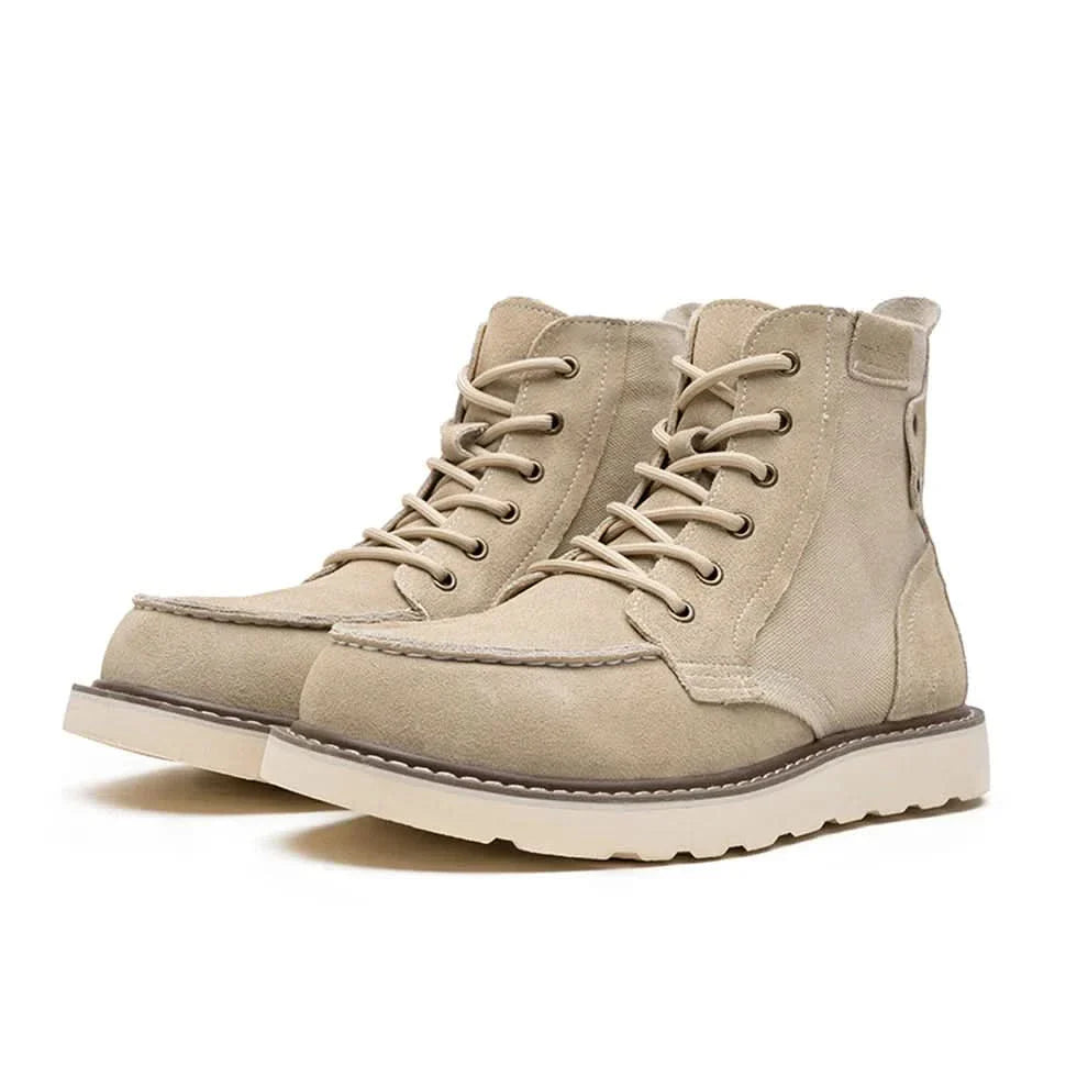 Botas con punta redonda color beige, con cordones y lengüeta acolchada