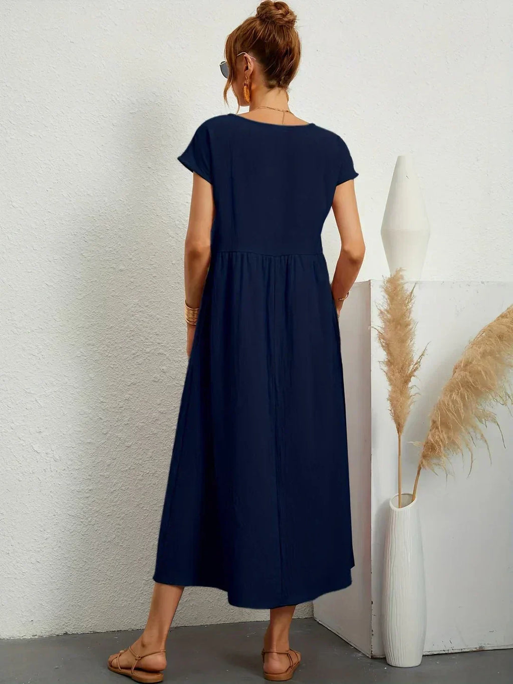 Vestido largo azul marino por detrás, frunce en la cintura y manga corta