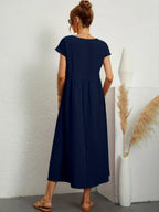 Vestido largo azul marino por detrás, frunce en la cintura y manga corta