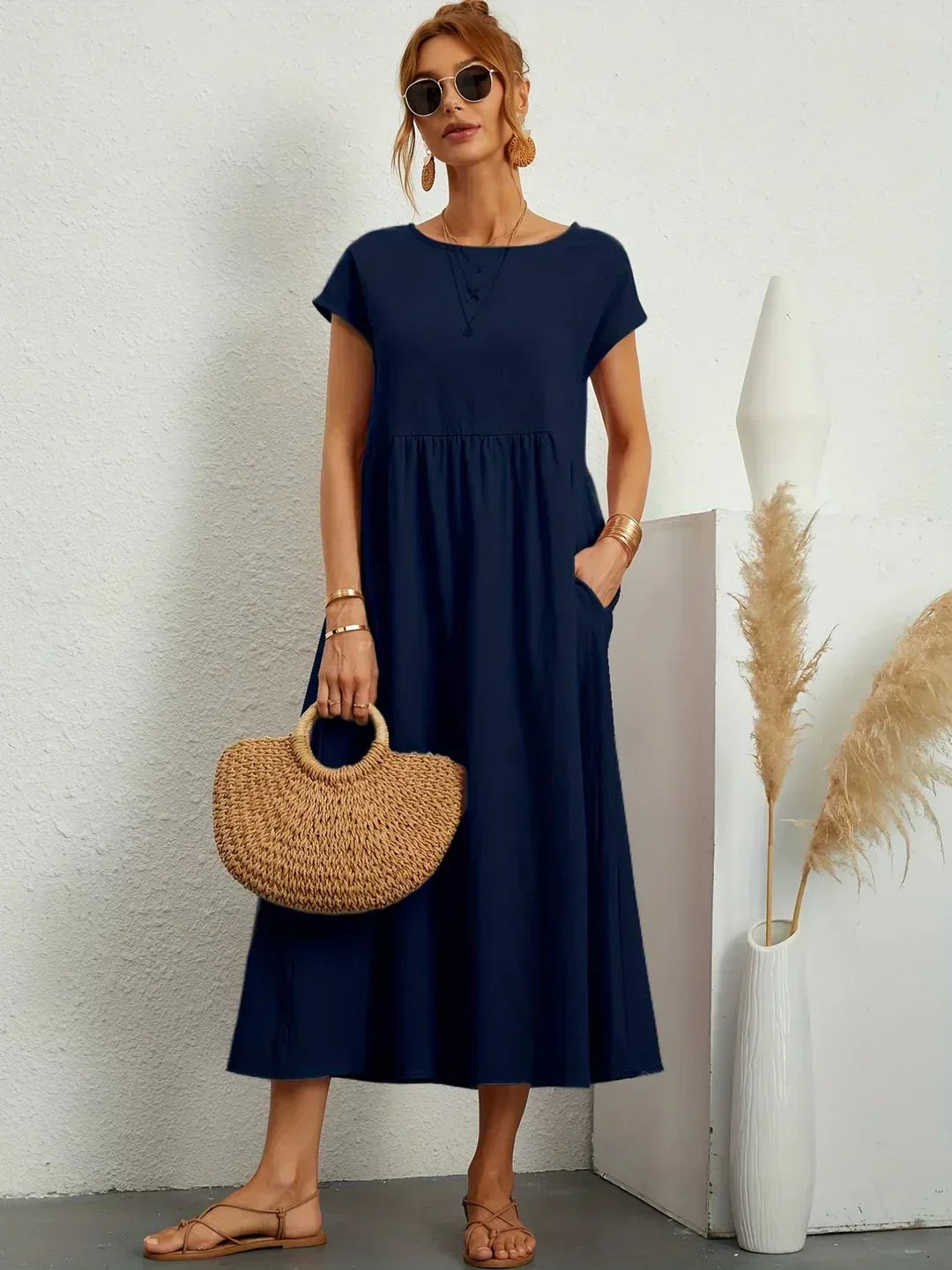 Vestido largo azul marino con frunce en la cintura y manga corta, escote redondo