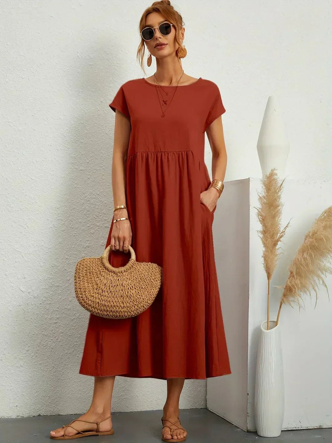 Vestido midi marrón teja con manga corta y falda fruncida