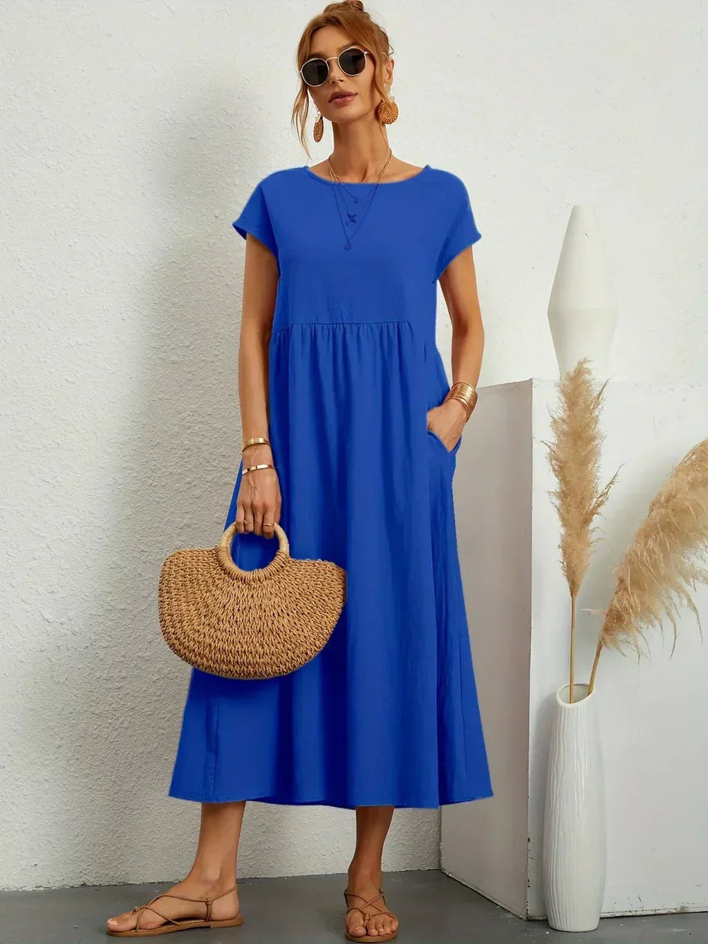 Vestido largo azul brillante con frunce en la cintura y manga corta, escote redondo