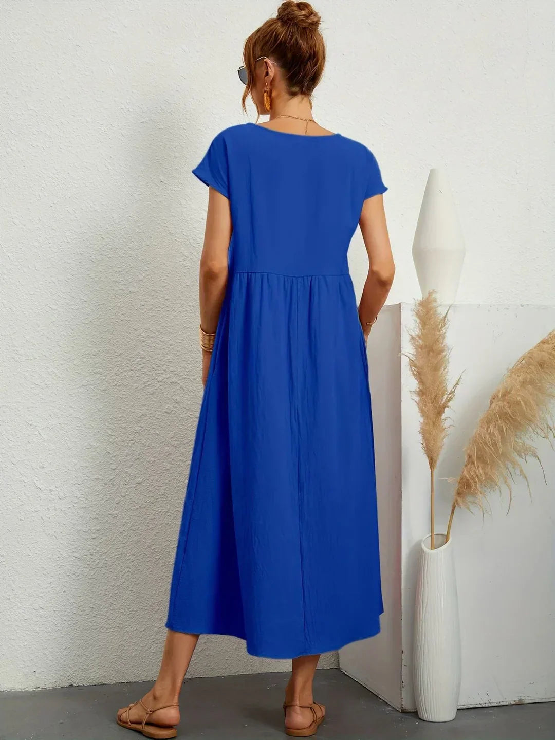 Vestido midi azul con manga corta y fruncido en la cintura, caída recta