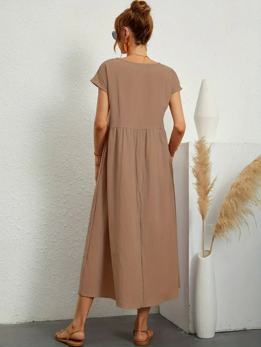 Vestido midi marrón topo con manga corta y fruncido en la cintura, corte amplio