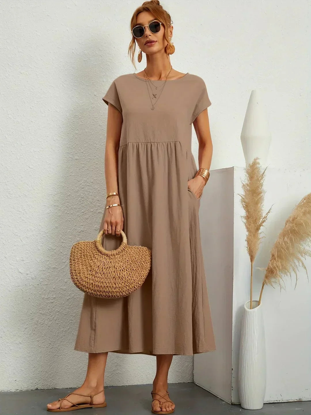 Vestido midi marrón claro con manga corta y falda fruncida
