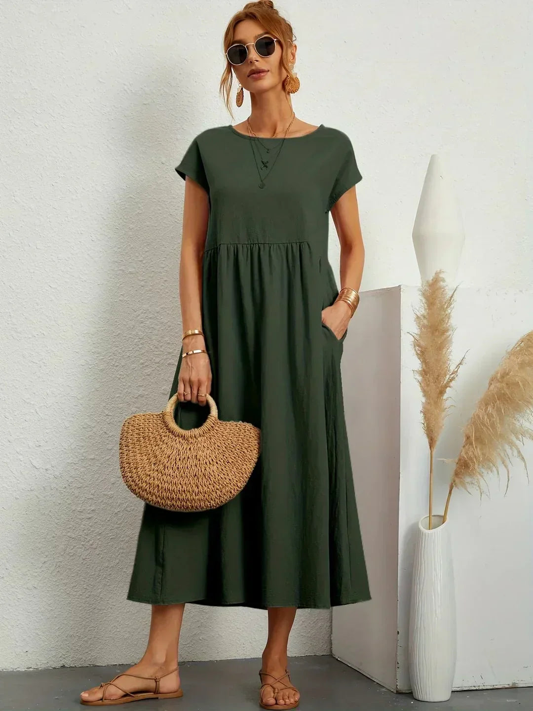 Vestido midi verde oscuro con manga corta y falda con pliegues en la cintura
