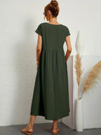 Vestido largo verde militar por detrás, frunce en la cintura y manga corta