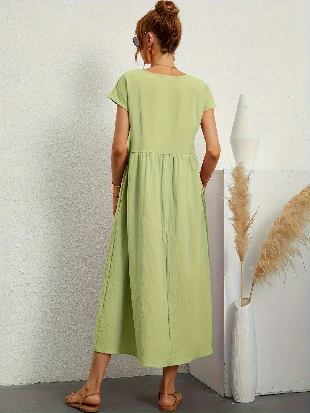 Vestido largo verde menta por detrás, frunce en la cintura y manga corta